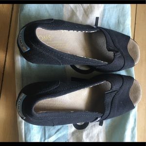 Tom’s Black Wedges size 8